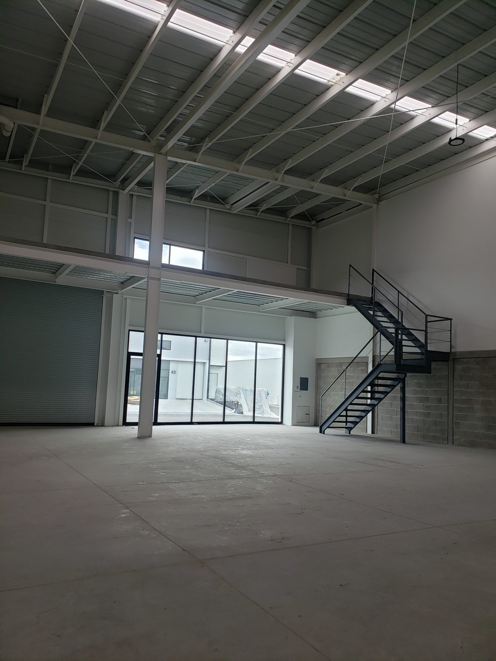 VENTA DE NAVE INDUSTRIAL A MINUTOS DEL AEROPUERTO DE QUERETARO - Image 2