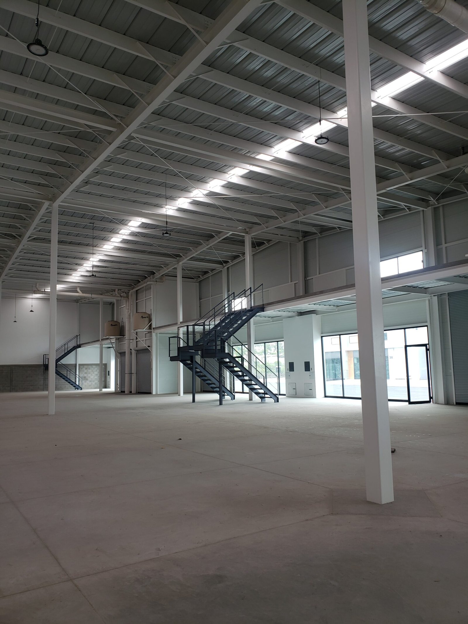 VENTA DE NAVE INDUSTRIAL A MINUTOS DEL AEROPUERTO DE QUERETARO - Image 3